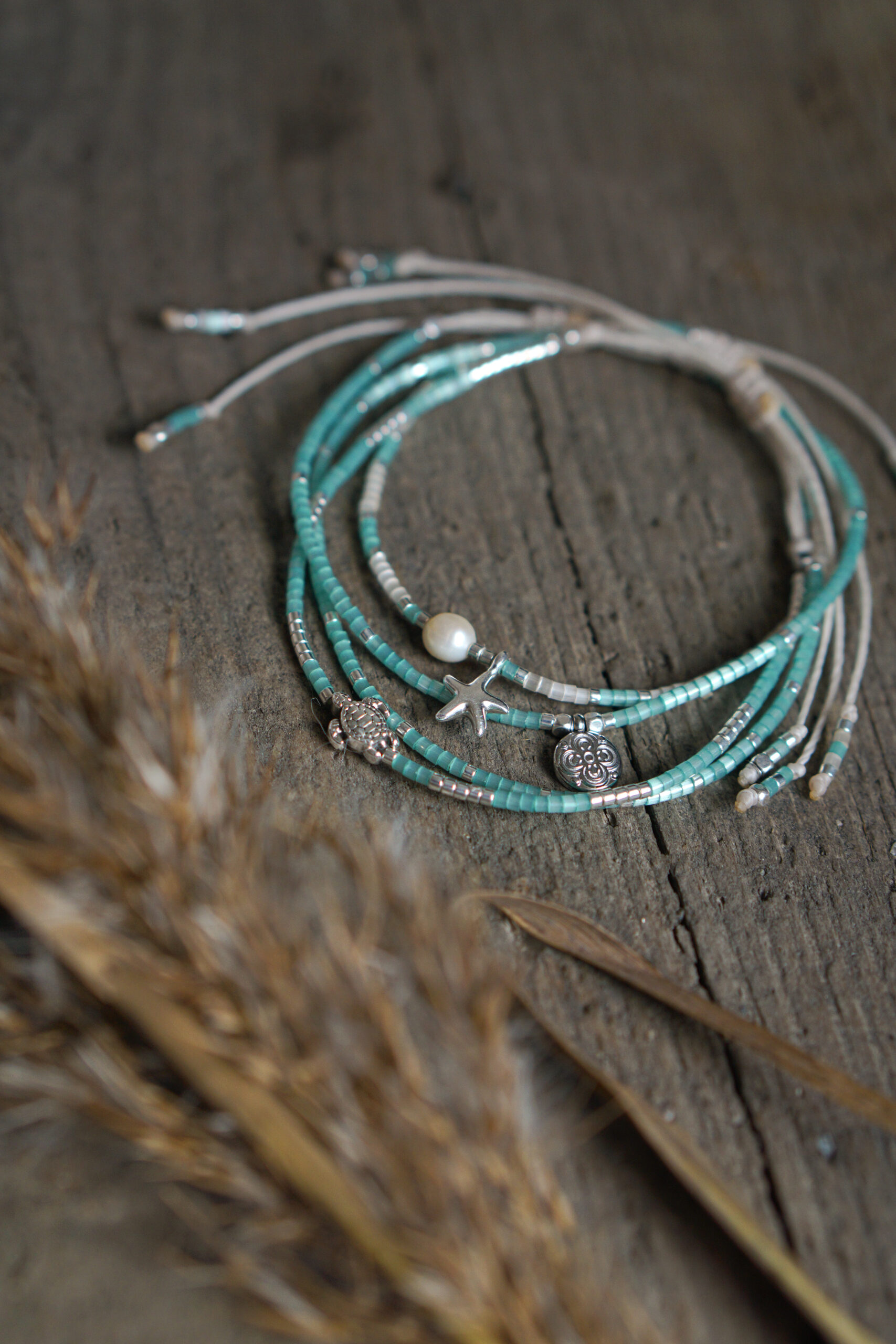 Lil's Calm Bay – Perlenarmband in Aquagrün mit Glücksklee – Bild 2