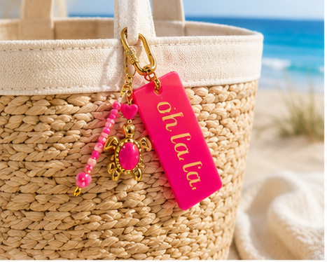 Pinker maritimer Taschenanhänger Oh la la mit goldfarbenen Charms